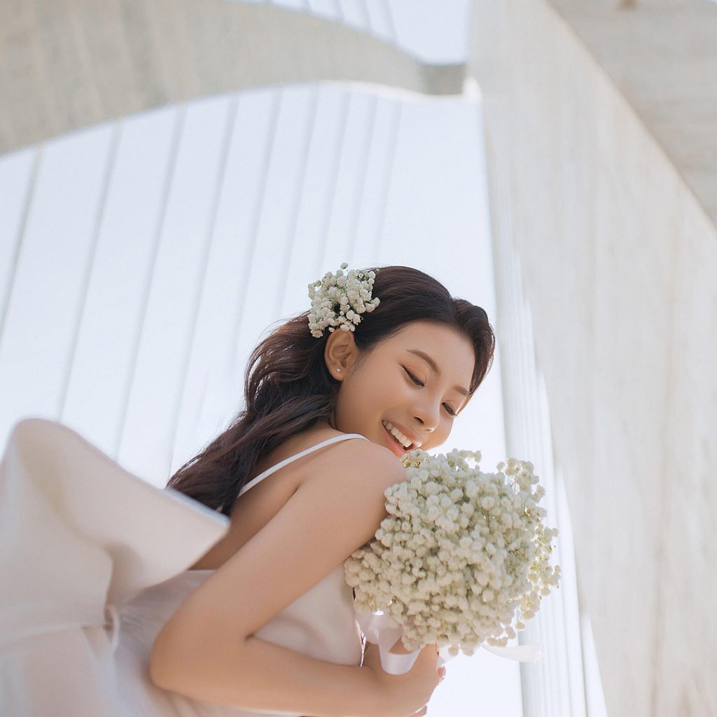 A woman with radiant, flawless skin, representing the rejuvenating results of medical aesthetic treatments at Medinova.