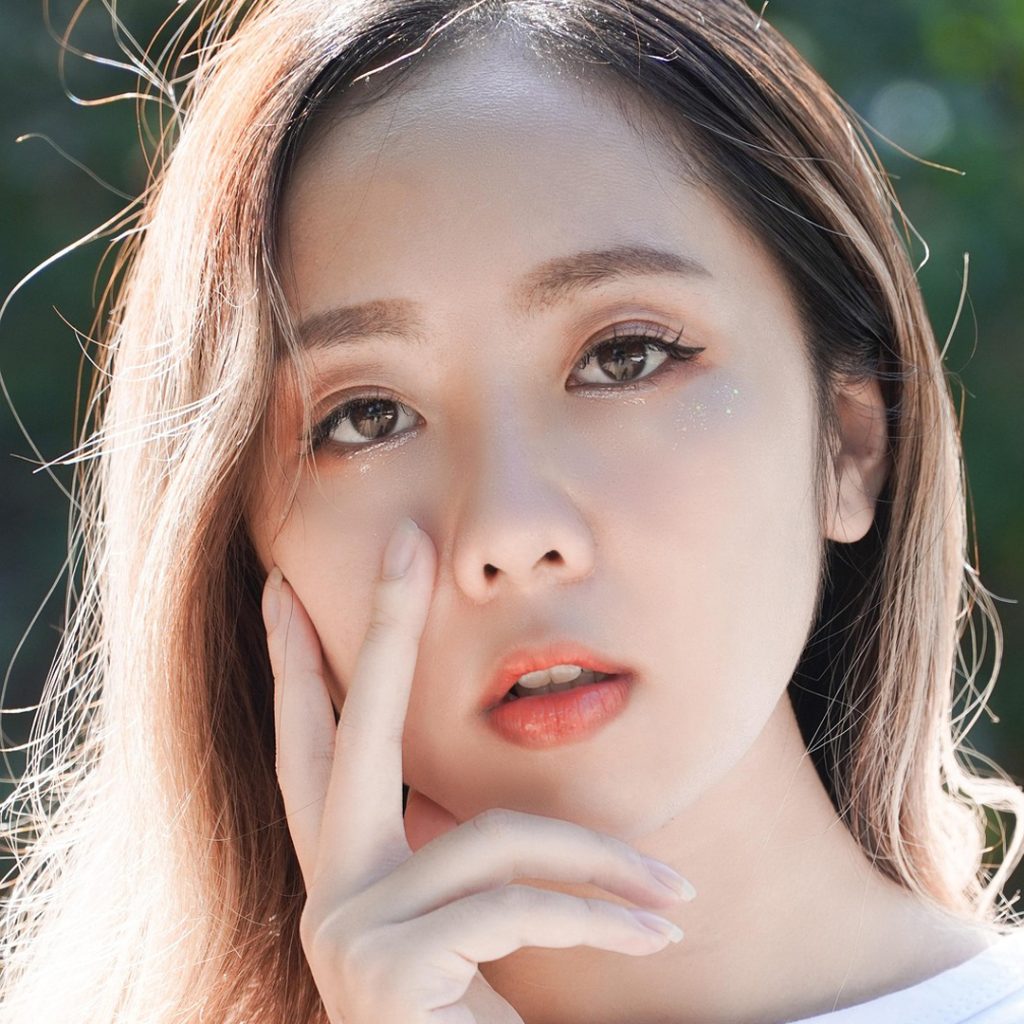 A model with a smooth, wrinkle-free forehead, showcasing the results of Botulinum Toxin (Botox) anti-wrinkle injections at Medinova.